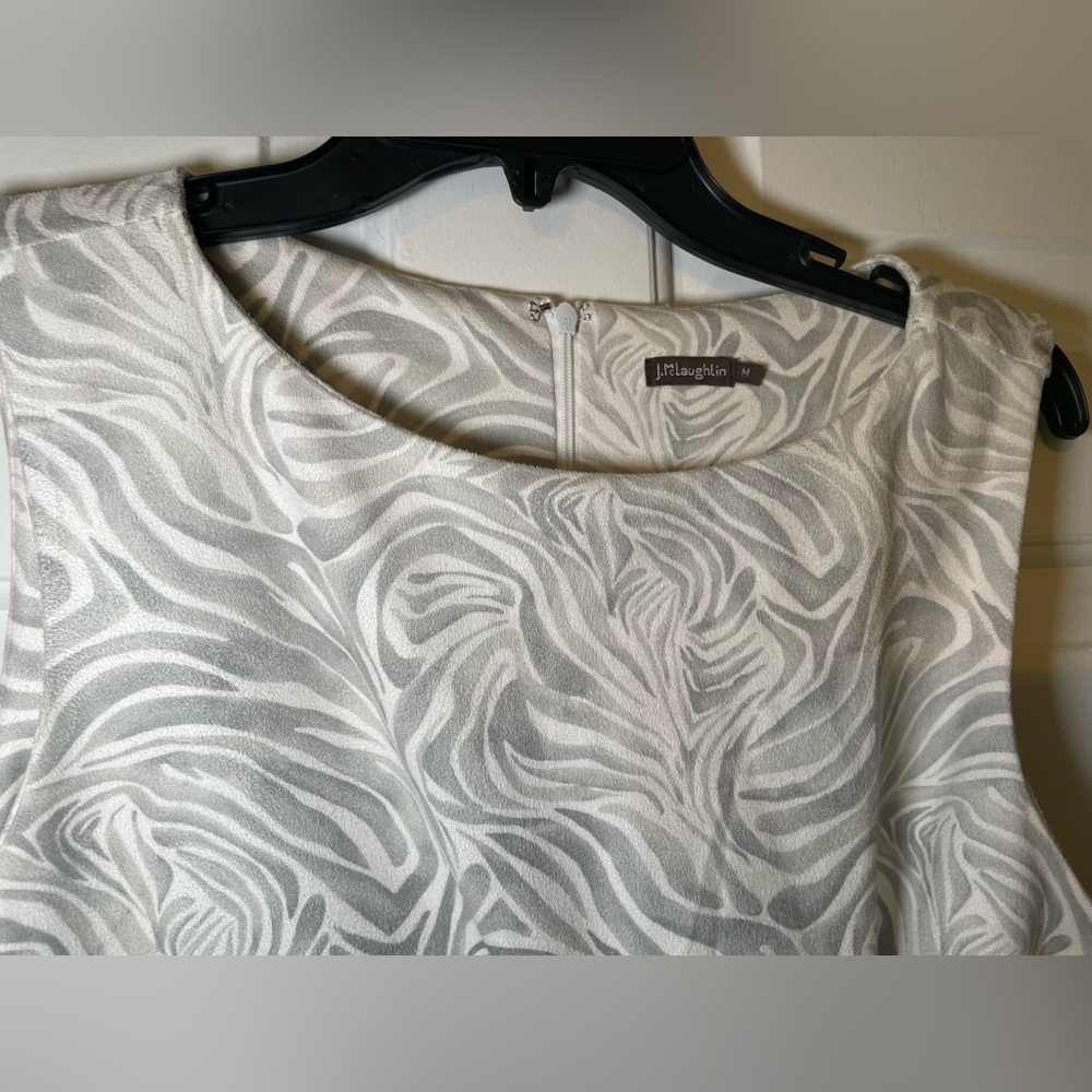 J McLaughlin Grey & White Print Shift Dress Sleeveless Ruched Side Size Medium - Picture 3 of 8